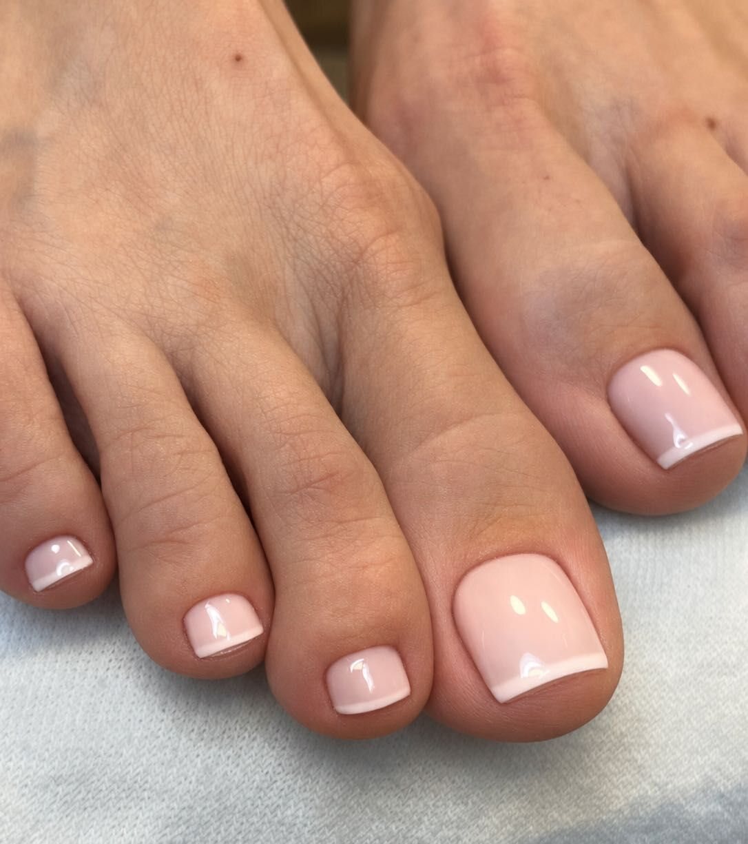 Zadbane stopy po pedicure podologicznym w instytucie