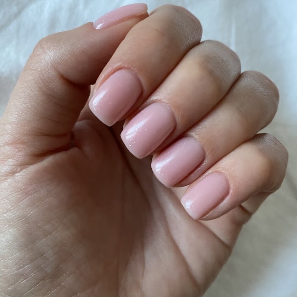 Delikatny manicure w naturalnym odcieniu